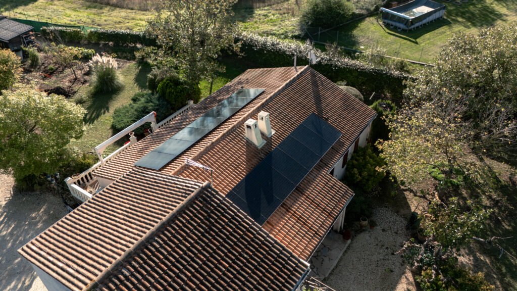 Photo drone panneau photovoltaïque sur toiture